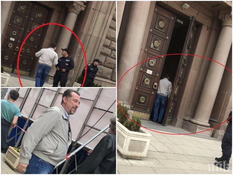 ФОТО БОМБА В ПИК: Какво прави новото протеже на Нинова Иво Христов в президентството по време на митинга на БСП (СНИМКИ)