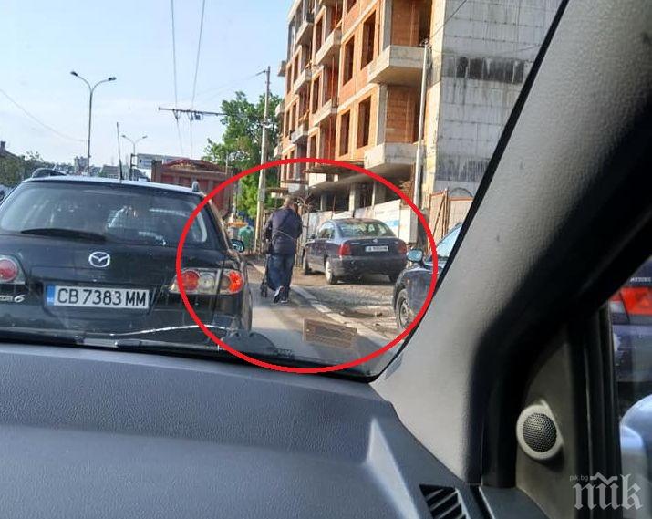 ПОТРЕС В СТОЛИЦАТА: Бебешката количка на пътя, а колите – на тротоара