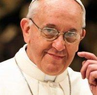 Папата отиде на среща с патриарх Неофит - Синодът го посрещна с целувка по бузата (СНИМКИ)