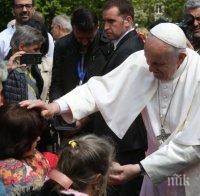 Посрещнаха папата с хляб и сол в Раковски, Светият отец пак наруши протокола