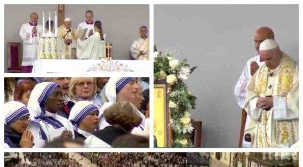 извънредно пик папата събра хиляди католическа меса площад княз александър първи снимки