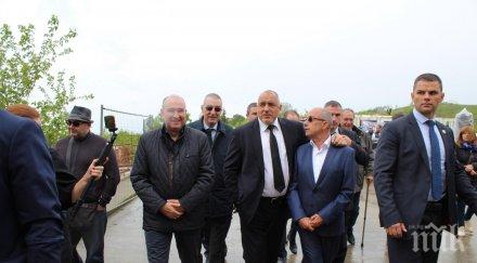 първо пик премиерът борисов ямбол строим болници магистрали тунели терасите мерят нахално комунист обновена снимки