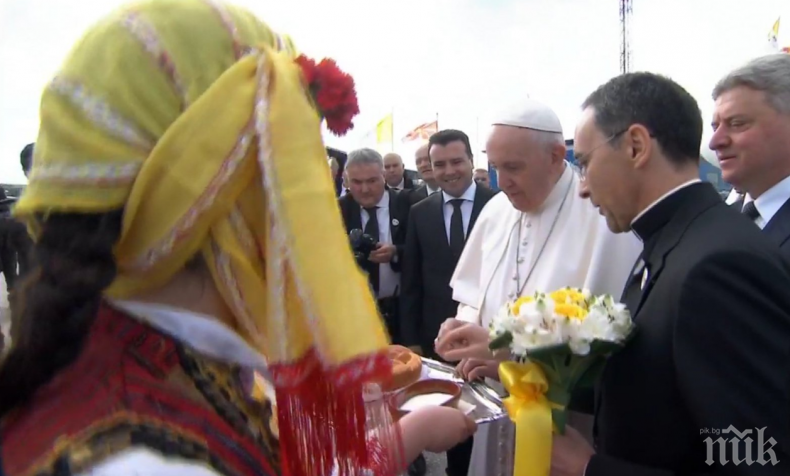 Посрещнаха папа Франциск с хляб и сол в Скопие