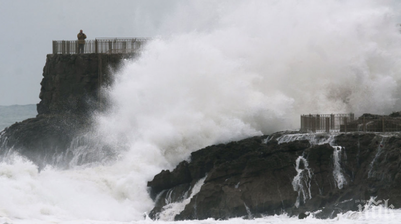 Приливна вълна отнесе германска туристка на остров Корсика
