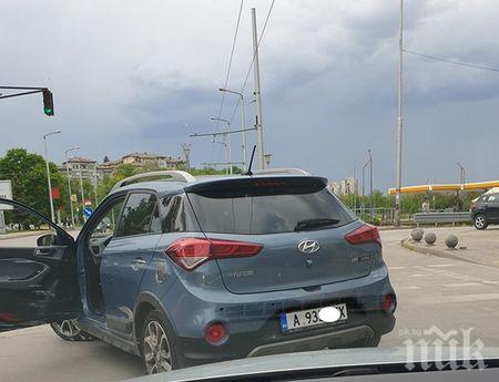 БРУТАЛНО В ПЛЕВЕН: Здравеняк нападна жена на пътя. Сеирджии гледат, но не помагат