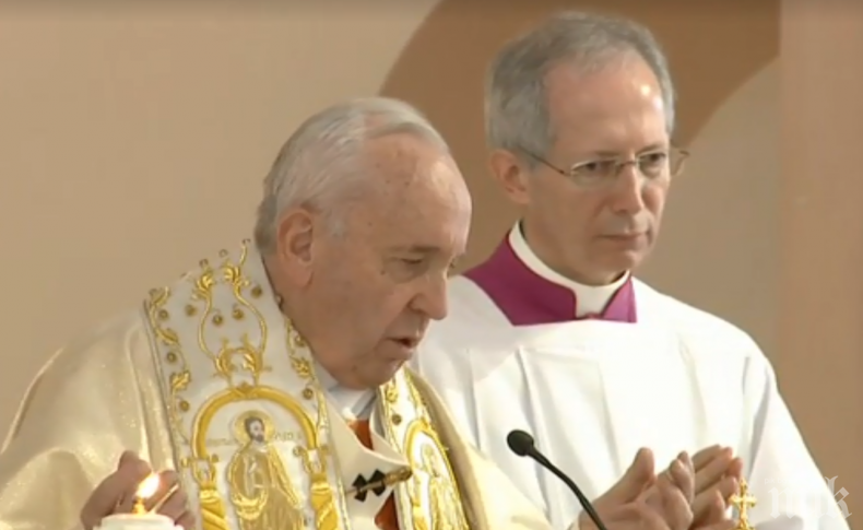 Папа Франциск отслужва света литургия с първо причастие на 250 деца в Раковски (СНИМКИ)