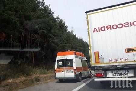 Кърваво меле на Е-79! Джип се удари в ТИР, има ранено дете