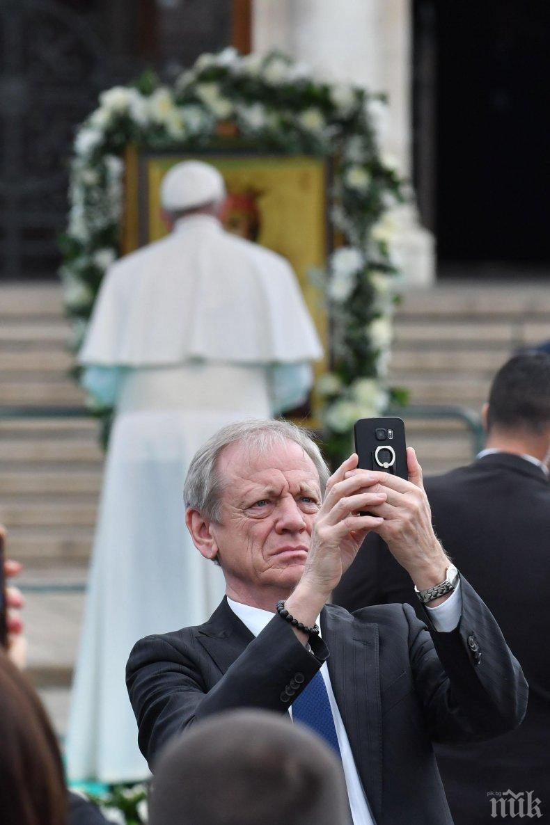 Мъж е задържан със забранени предмети по време на папската визита