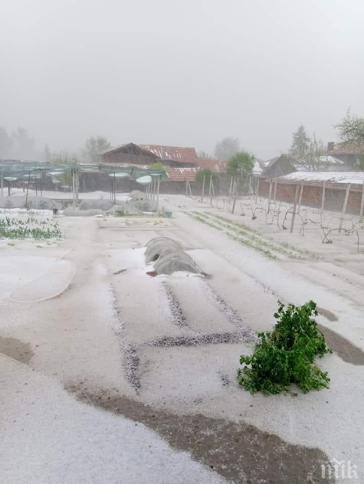 Падналата градушка в Българене е засегнала училището, здравната служба и покрива на църквата