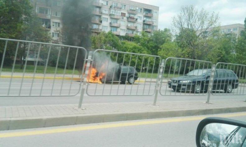 ИЗВЪНРЕДНО: Кола пламна на булевард в София (СНИМКА)