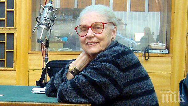 САМО В ПИК И РЕТРО: Актрисата Емилия Радева тръгна с бастун (СНИМКИ)

 