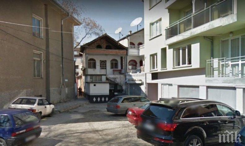 Незаконна... бяла спретната къщурка в центъра на Пловдив. Собствениците ѝ щели да строят друга