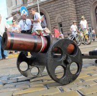 Обстрелват властта с топ и балони! (снимки)