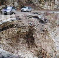 Огромно свлачище прави остров в морето