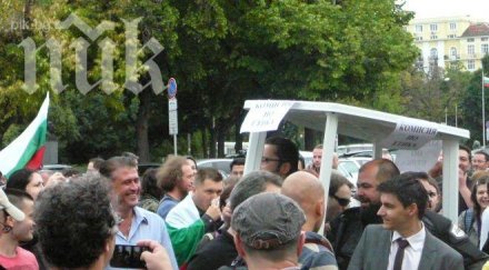 протестиращи слагат бели престилки лекуват волен