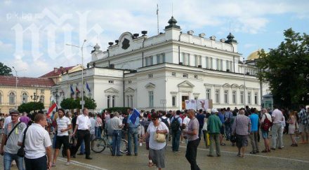 невиждани мерки сигурност около парламента 200 протестират кафе