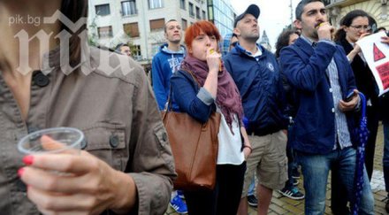 десетки протестиращи вече кафе парламента