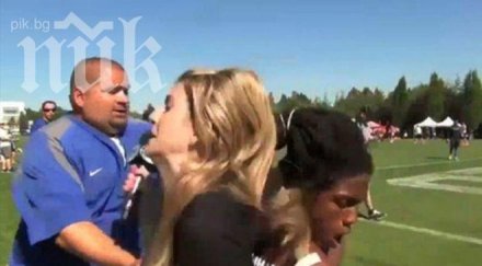 играч американски футбол помете репортерка време интервю видео