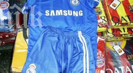 митничари хванаха стотици футболни екипи менте