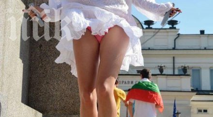 репортерка екзалтира протеста показа прелестите парламента