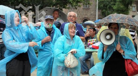 протестът пее мама изчисти българия всички комунисти снимки