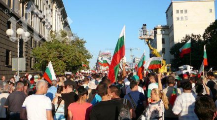 протестът видимо голям вчерашния близо 000 вече парламента