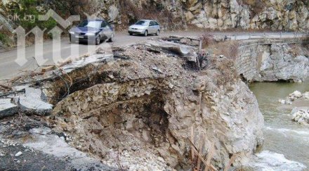 огромно свлачище прави остров морето