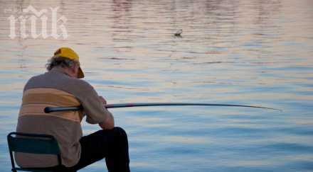 рибар улови старата риба океана