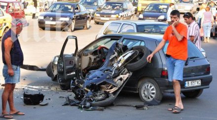 мотористи летяха сблъсък рено