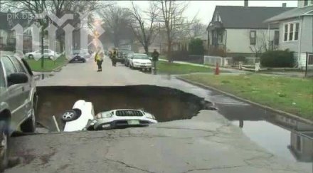 огромна дупка магистрала сащ погълна цяла кола