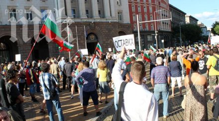 азис посреща протестиращите моста влюбените