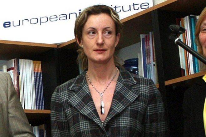 Министър Златанова отстрани шефа на Агенцията по вписванията