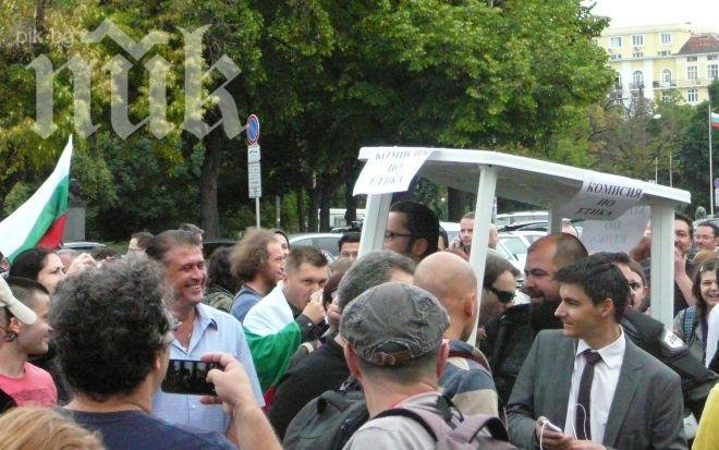 Протестиращи слагат бели престилки - ще лекуват Волен