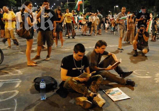 Орлов мост продължава да е блокиран от голямо множество