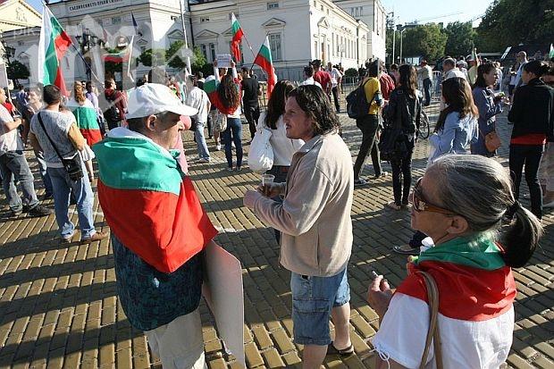 Домати полетяха срещу репортер на ТВ7