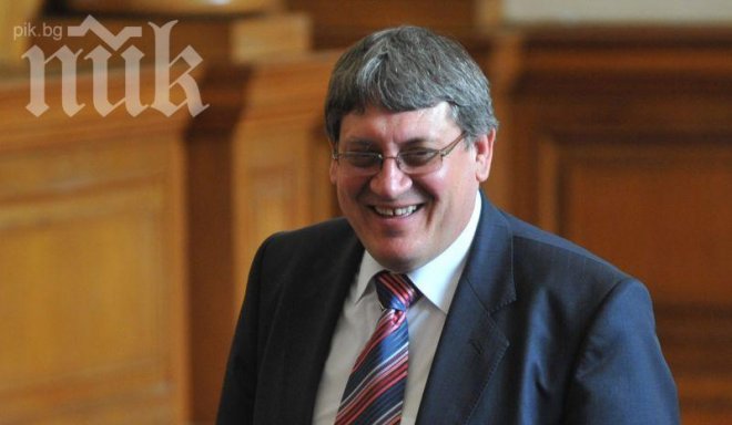 Депутатите решават дали да махнат шефa на НЗОК