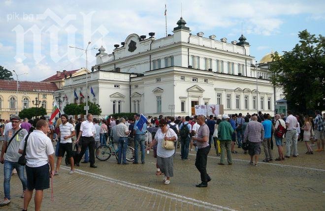 Невиждани мерки за сигурност около парламента, 200 протестират на кафе