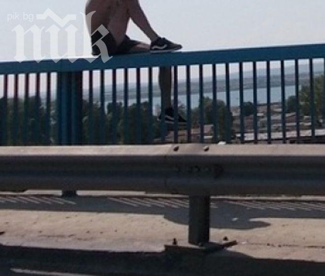 Полиция свали отчаян младеж от перилата на Аспарухов мост