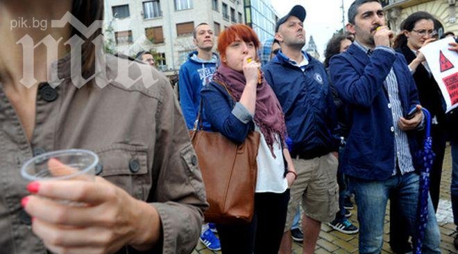 Десетки протестиращи са вече „на кафе“ пред парламента