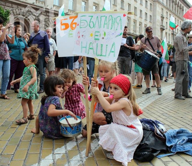 Протестиращ малчуган: Болене, аз не съм терорист!