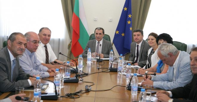 Орешарски: Обмислят се законови протекции за малките и средните фирми