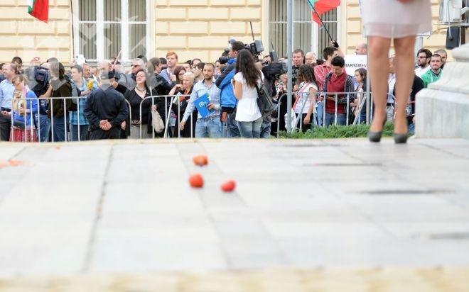 Домати и тоалетна хартия полетяха към Народното събрание