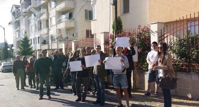 Протестиращи в Банкя: Г-н Борисов, мястото ви е в парламента