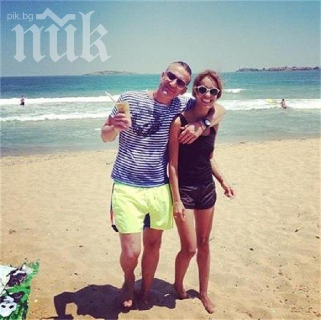 Деян Донков на море с Радина Кърджилова и сина си