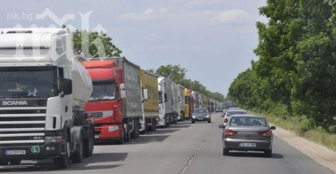 Километрични опашки на границата на Хърватия със Сърбия