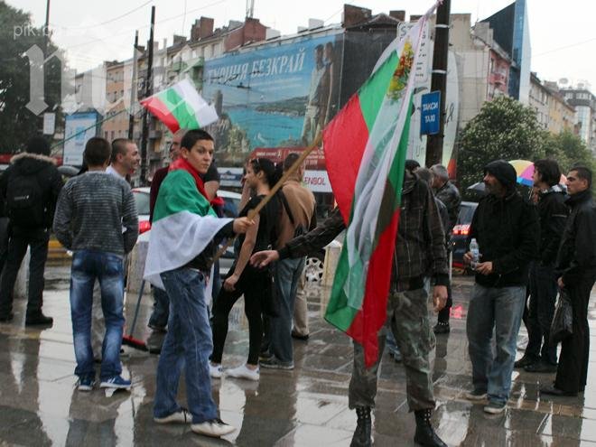 Протестиращи в подкрепа на Орешарски искат оставката на президента