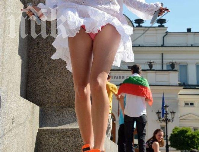 Репортерка екзалтира протеста, показа прелестите си пред парламента