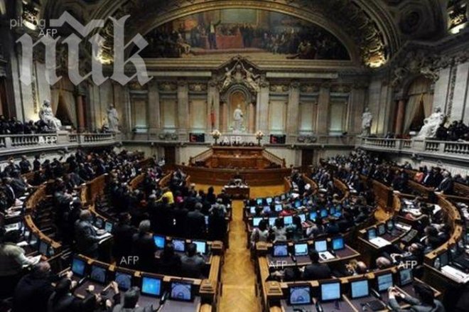 АФП: Португалското правителство се опитва да оцелее 