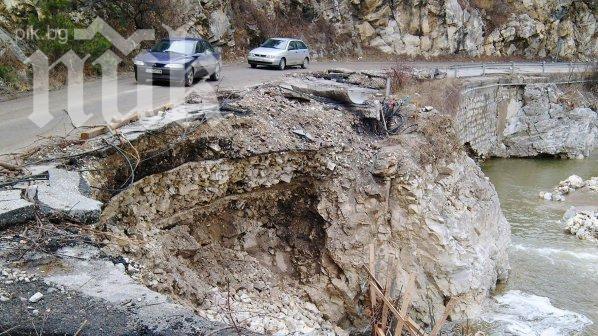 Огромно свлачище прави остров в морето