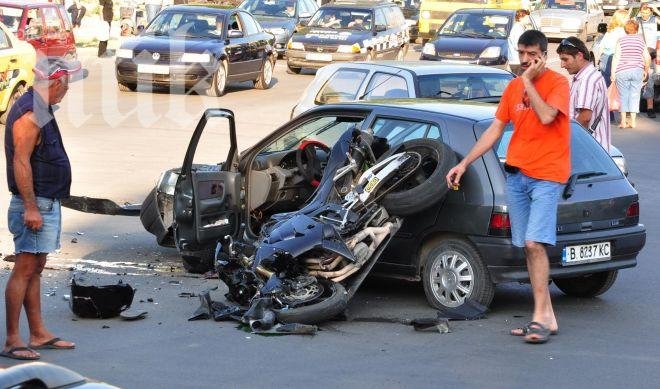 Мотористи летяха 20 м при сблъсък с рено